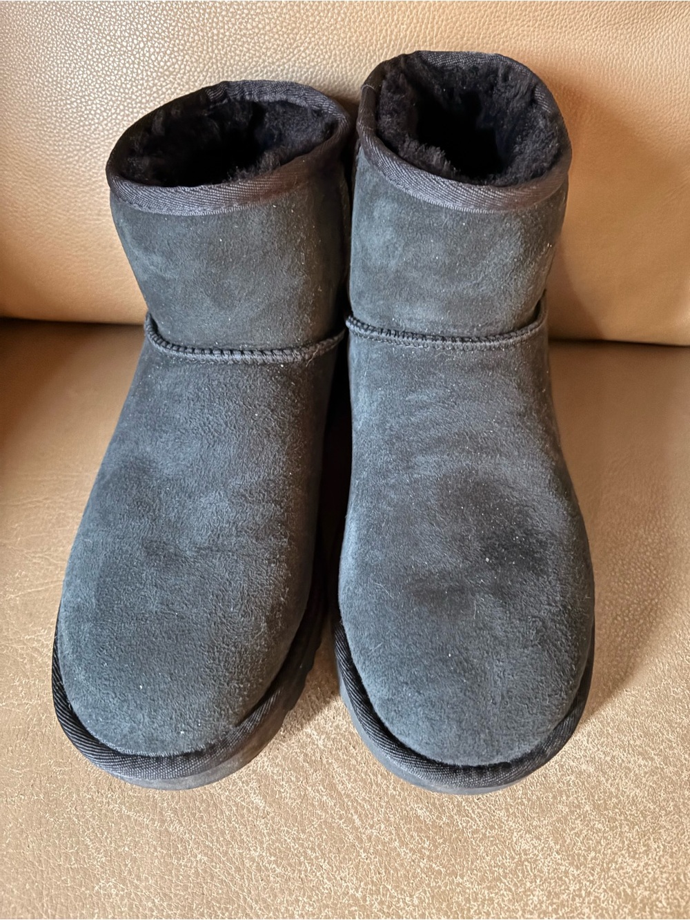UGG (like new) Women’s Black Suede Short Shearling Boots